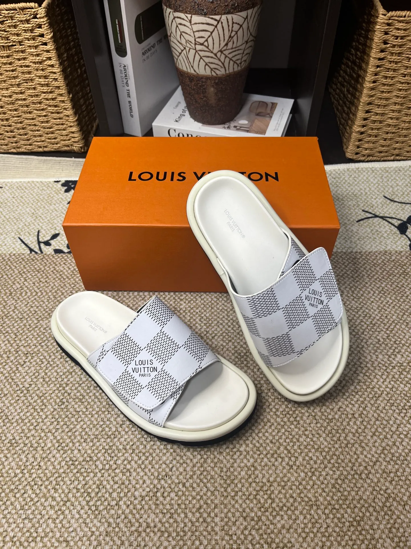 P340 [New Style] [LOUIS VUITTON] Louis Vuitton, LV printing, men's and women's slippers are now on the market, packed in drawer boxes with cloth bags and cards, the upper pattern looks very soft and waxy, and is a super versatile leg slimming tool. Fabric: imported denim/canvas/old fabric, LV hardware LOGO, official website pattern printing, comfortable to wear, feet: high-elastic PU water table. Sole: foam sole, heel height: about 5cm. Code number: 35-46, 35, 45, 46 are custom-made and non-returnable. Color: multiple colors and styles available.